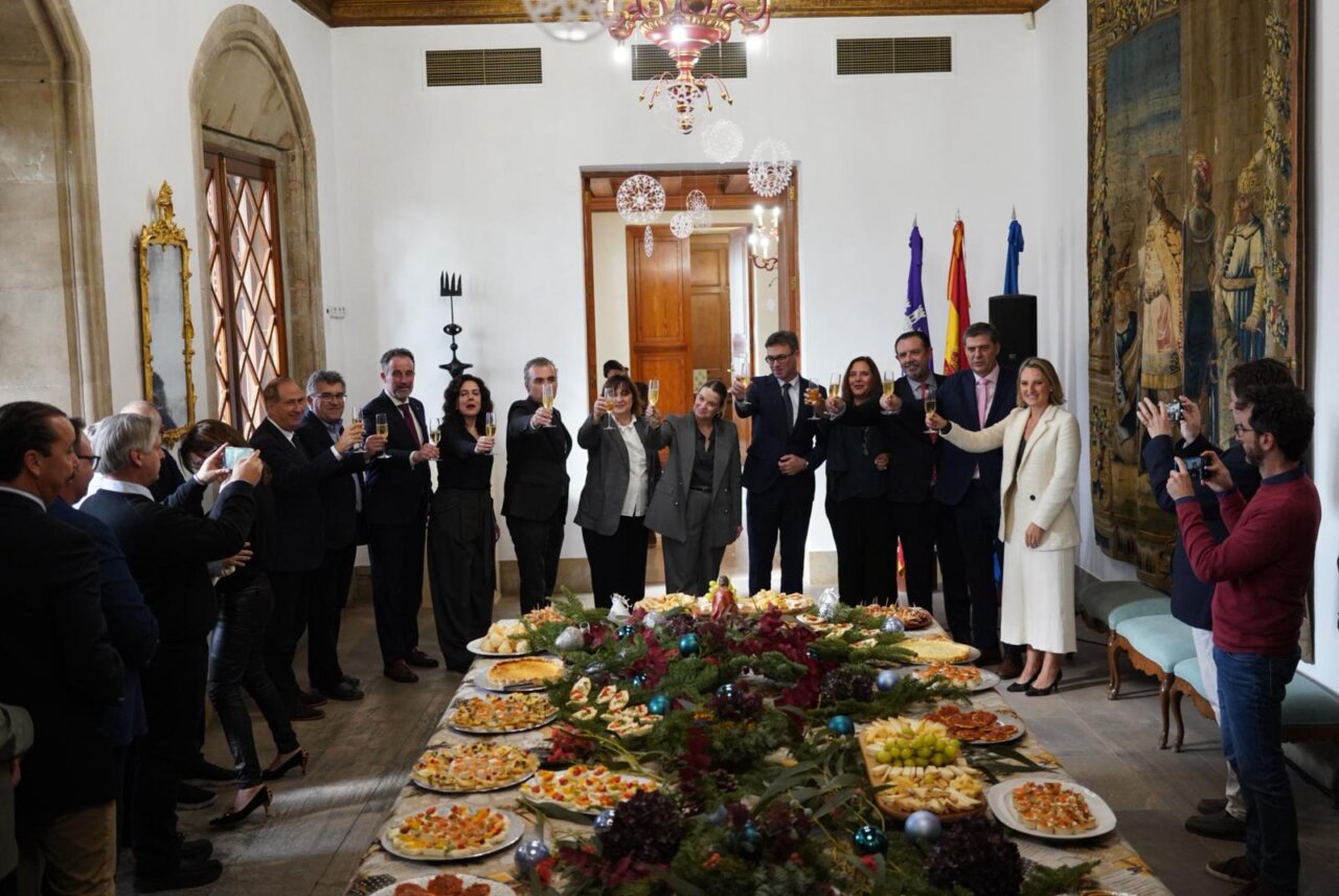 La presidenta Marga Prohens y su equipo celebran un brindis navide&ntilde;o en el Consolat de Mar.