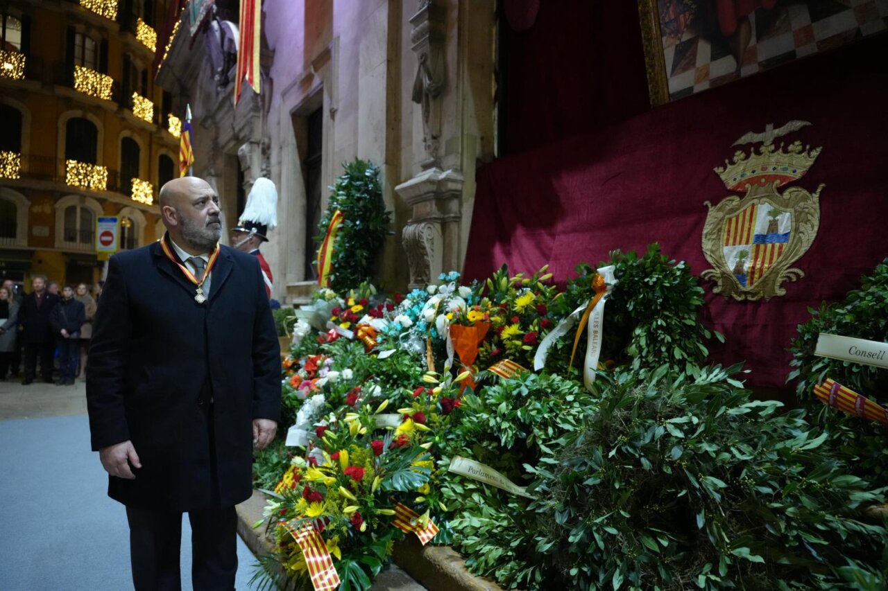Ofrenda floral al Rei Jaume I en la plaza de Cort durante la Festa de l'Estendard