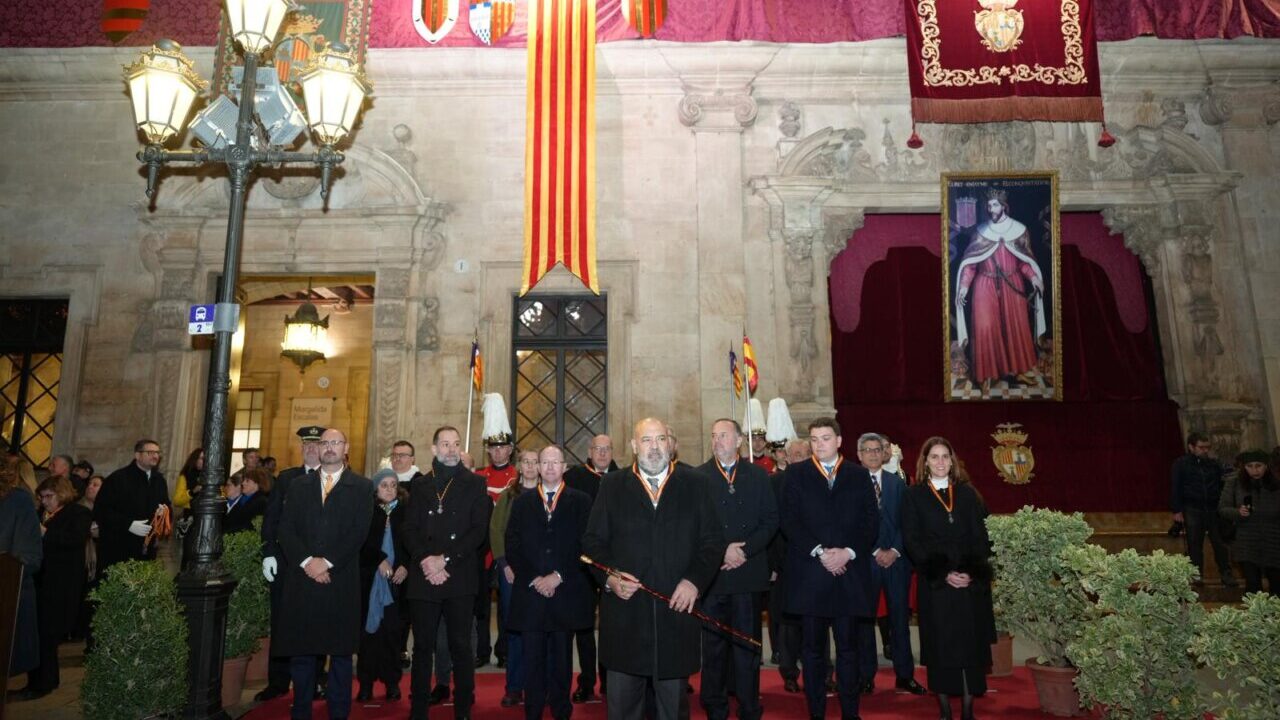 Acto de ofrenda floral al Rei Jaume I en la plaza de Cort