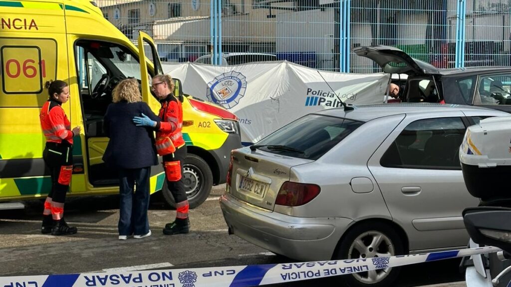 Ambulancia y policías en el lugar de un atropello en el Coll d’en Rabassa.