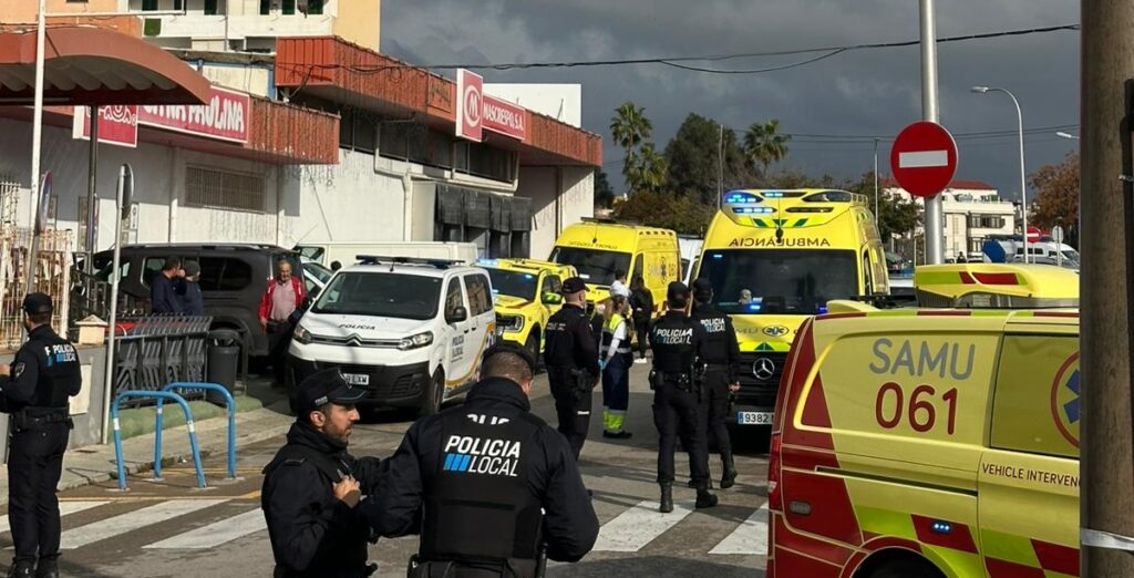 Accidente en el Coll d’en Rabassa con ambulancias y policías presentes.