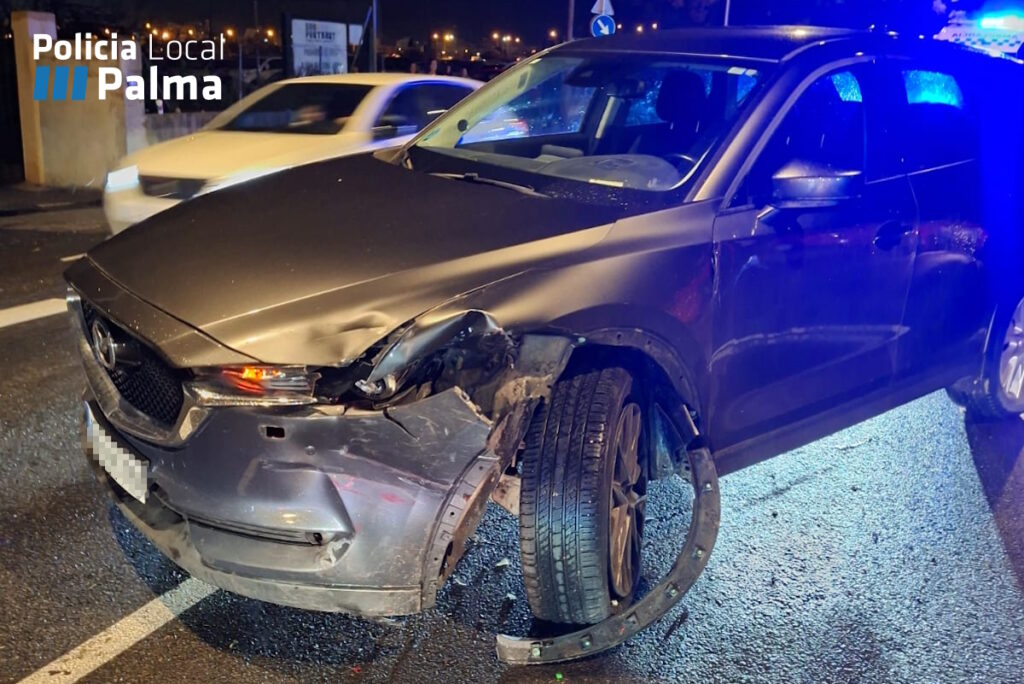 Vehículo dañado tras un accidente frontal en Bunyola.