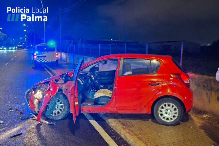 Accidente frontal de un coche rojo en Bunyola tras invadir el carril contrario.