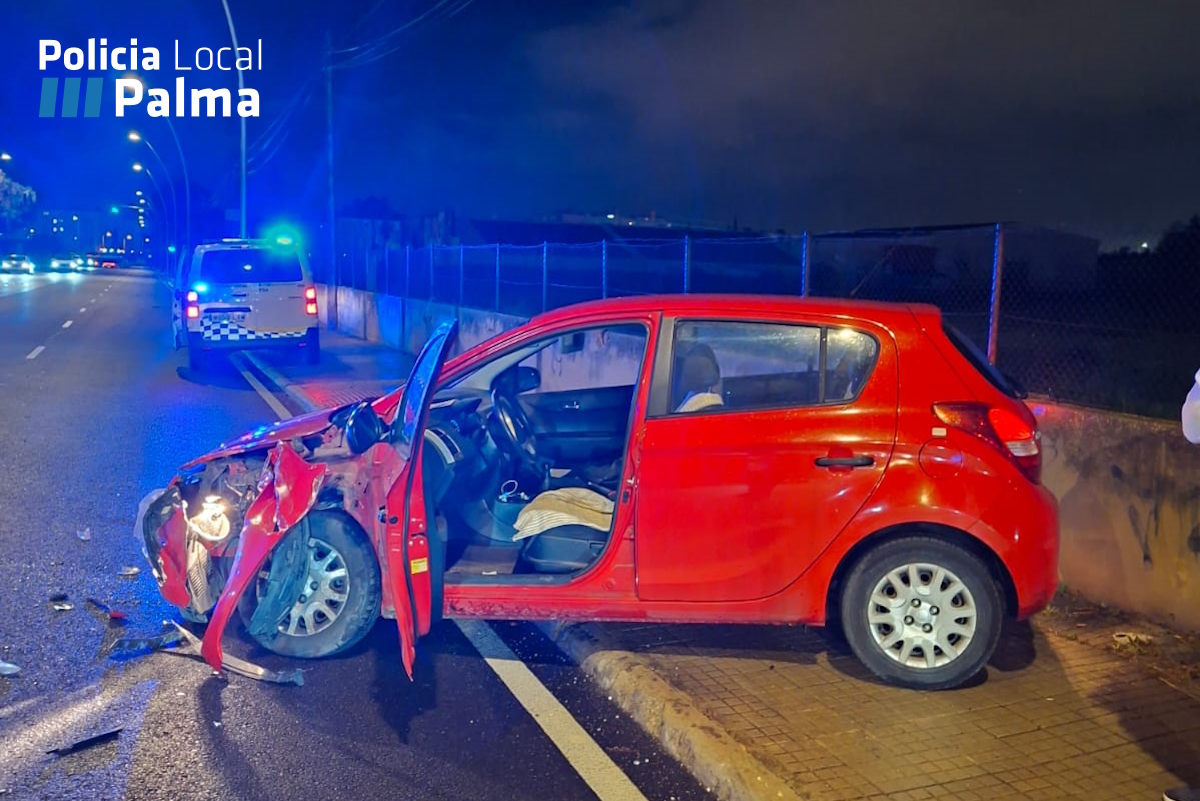 Accidente frontal de un coche rojo en Bunyola tras invadir el carril contrario.
