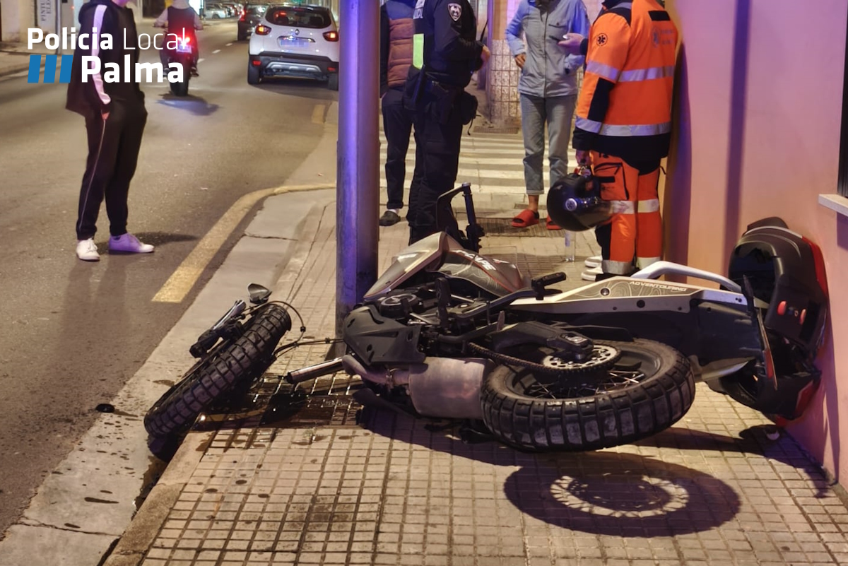 Motocicleta ca&iacute;da junto a una farola tras un accidente en Palma.