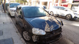 Un conductor se da a la fuga tras chocar contra una farola y ocho motos en Palma