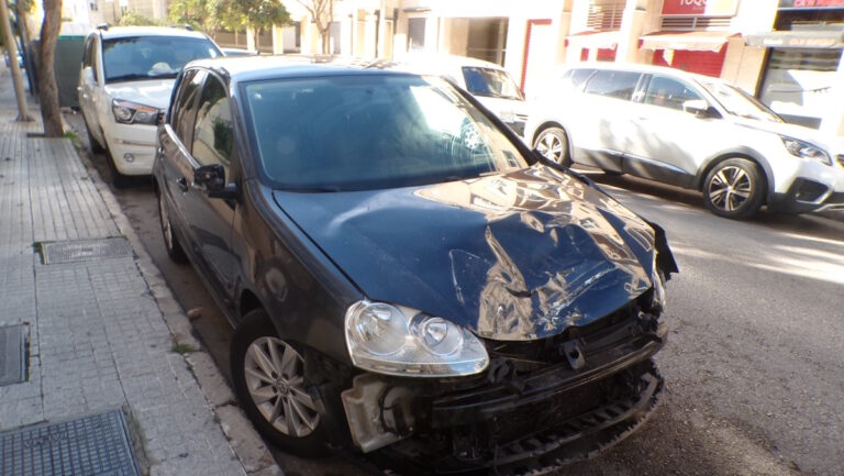 Un conductor se da a la fuga tras chocar contra una farola y ocho motos en Palma