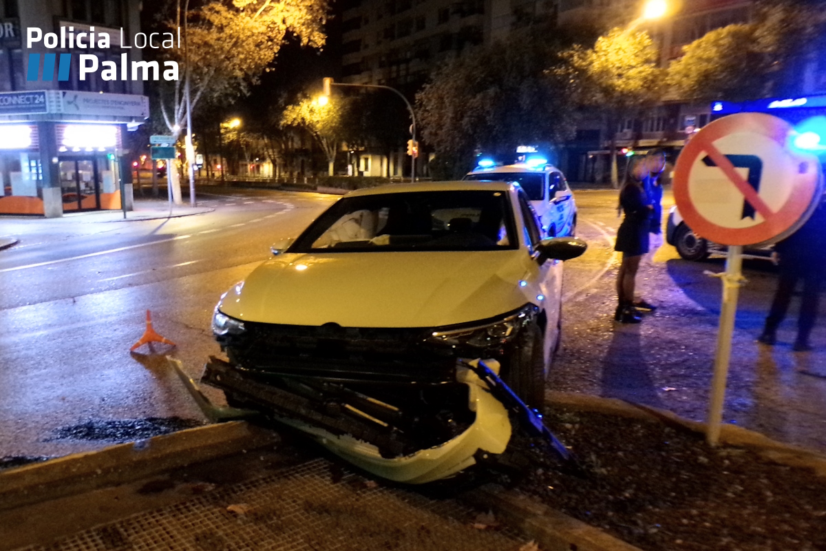 Veh&iacute;culo da&ntilde;ado tras accidente de tr&aacute;fico en Palma de Mallorca
