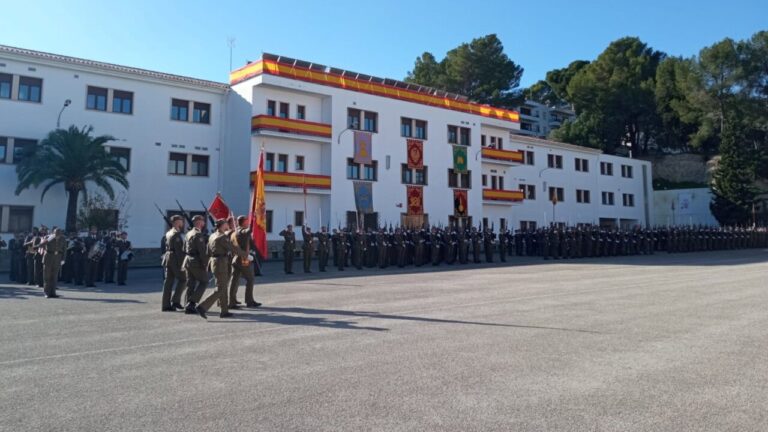 Ceremonia militar en el Acuartelamiento Jaime II de Palma con soldados y banderas