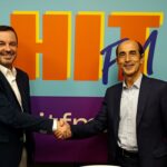 Gabriel Torrens e Ignacio Baeza estrechando manos en HIT FM