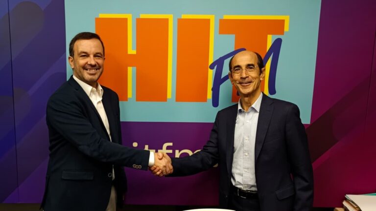 Gabriel Torrens e Ignacio Baeza estrechando manos en HIT FM