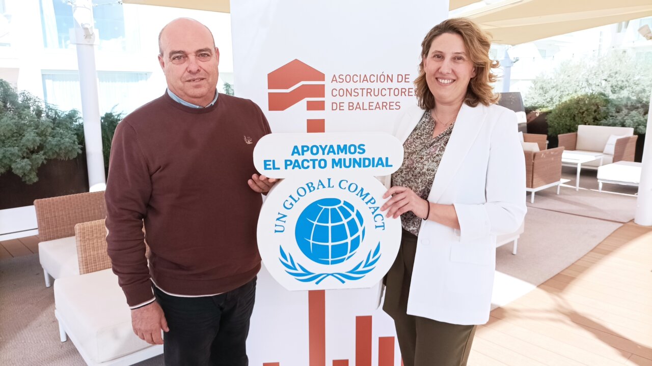 Representantes de la Asociaci&oacute;n de Constructores de Baleares apoyando el Pacto Mundial de la ONU
