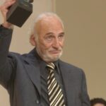 Héctor Alterio sosteniendo un premio en un evento