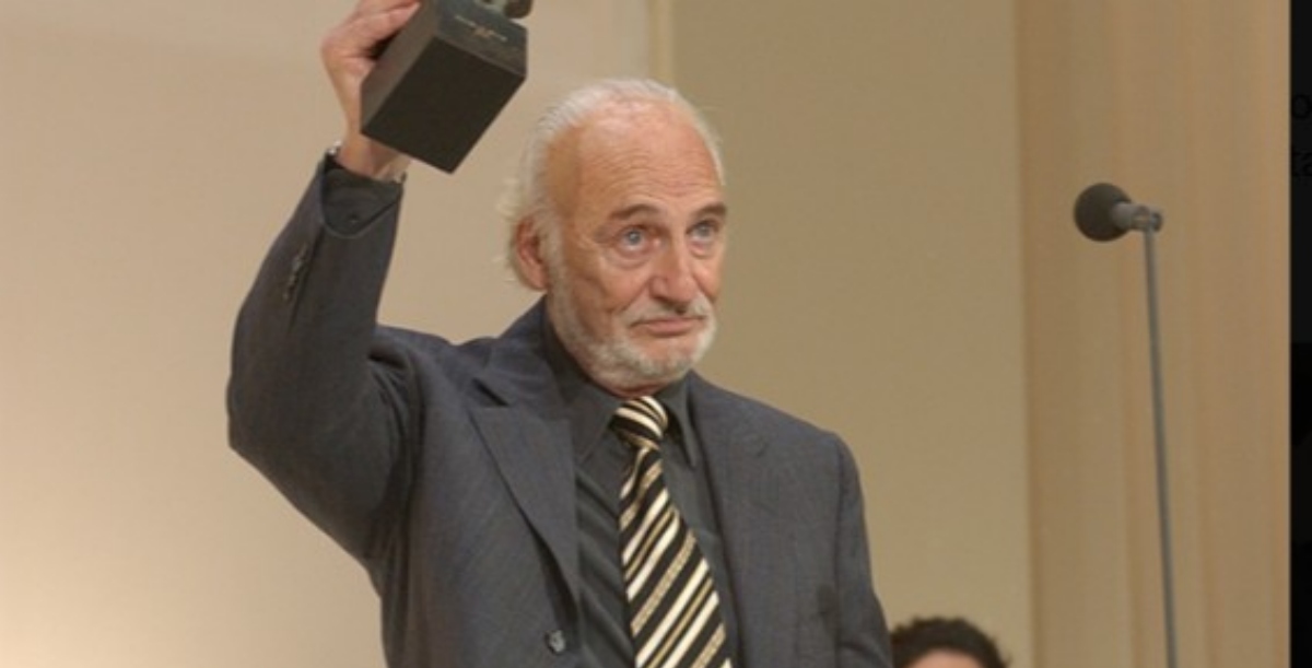 H&eacute;ctor Alterio sosteniendo un premio en un evento