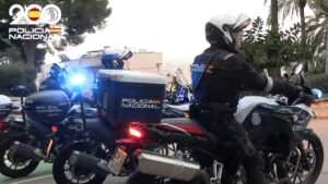 Agentes de la Polic&iacute;a Nacional en motocicletas durante una operaci&oacute;n