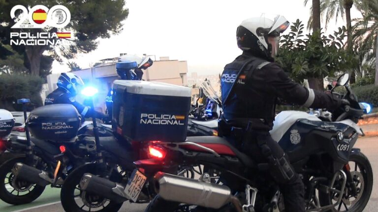 Agentes de la Polic&iacute;a Nacional en motocicletas durante una operaci&oacute;n