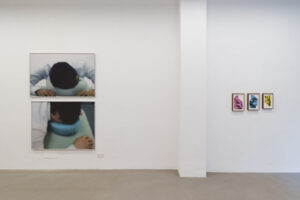 Obras de arte en una galería con imágenes de personas descansando