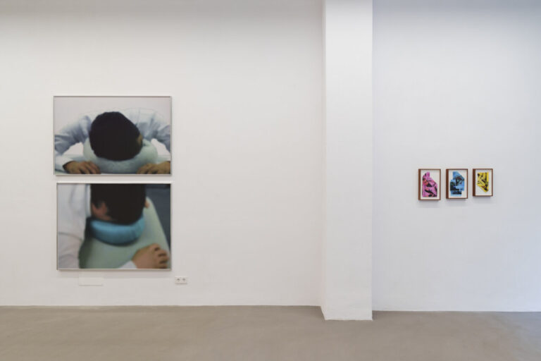 Obras de arte en una galería con imágenes de personas descansando