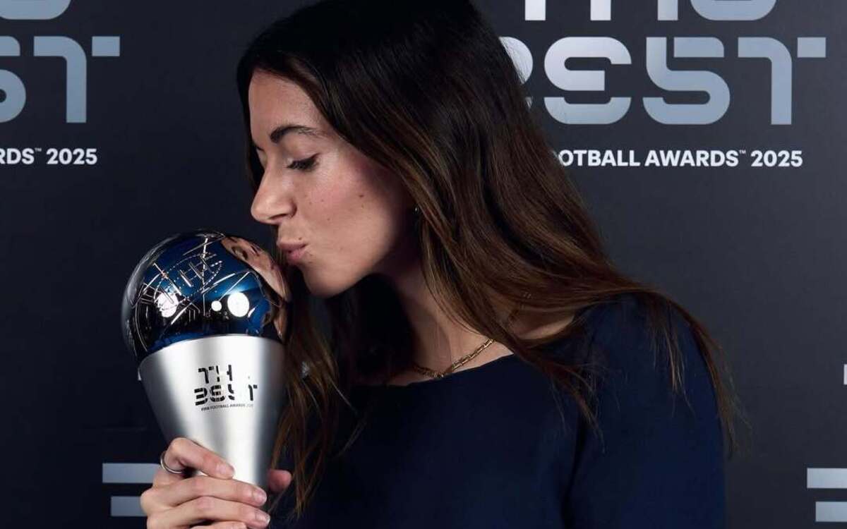 Aitana Bonmat&iacute; besando el trofeo The Best 2025