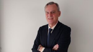 Alberto Terol, nuevo presidente de Andbank Espa&ntilde;a, posando con los brazos cruzados.