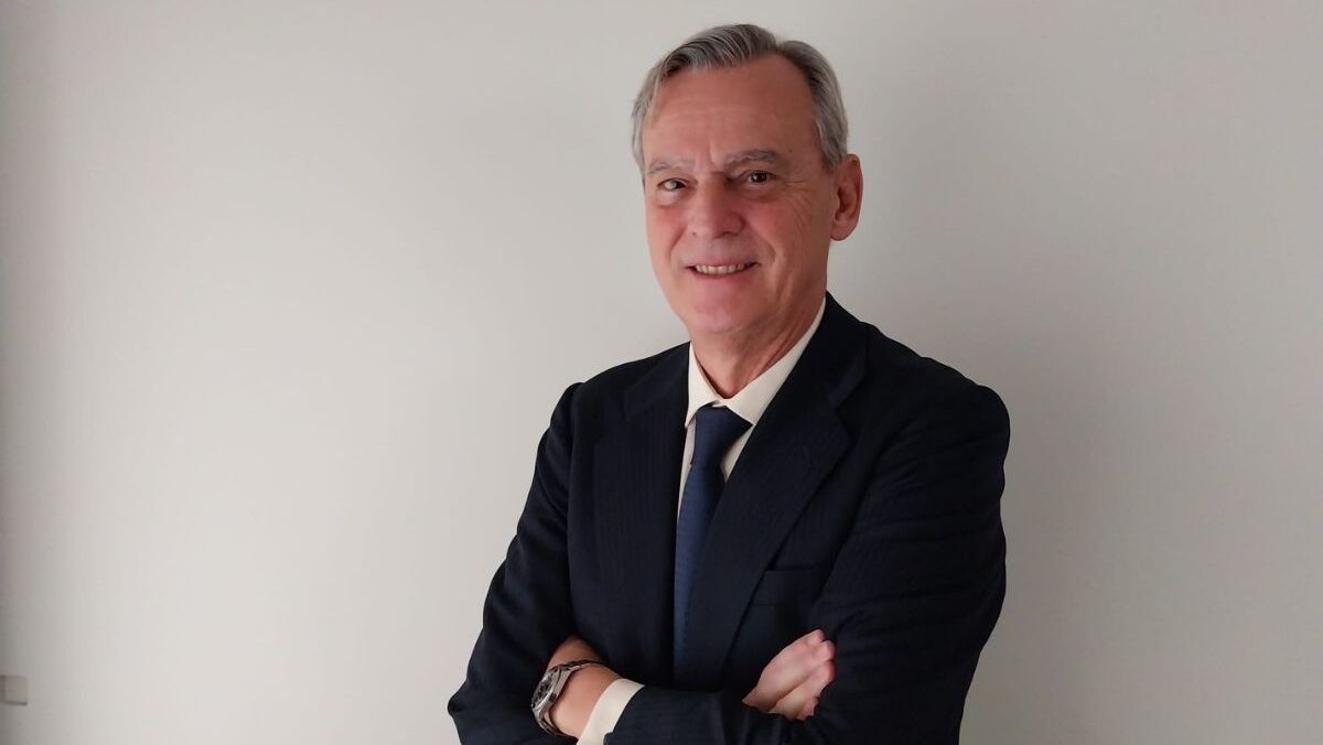 Alberto Terol, nuevo presidente de Andbank Espa&ntilde;a, posando con los brazos cruzados.