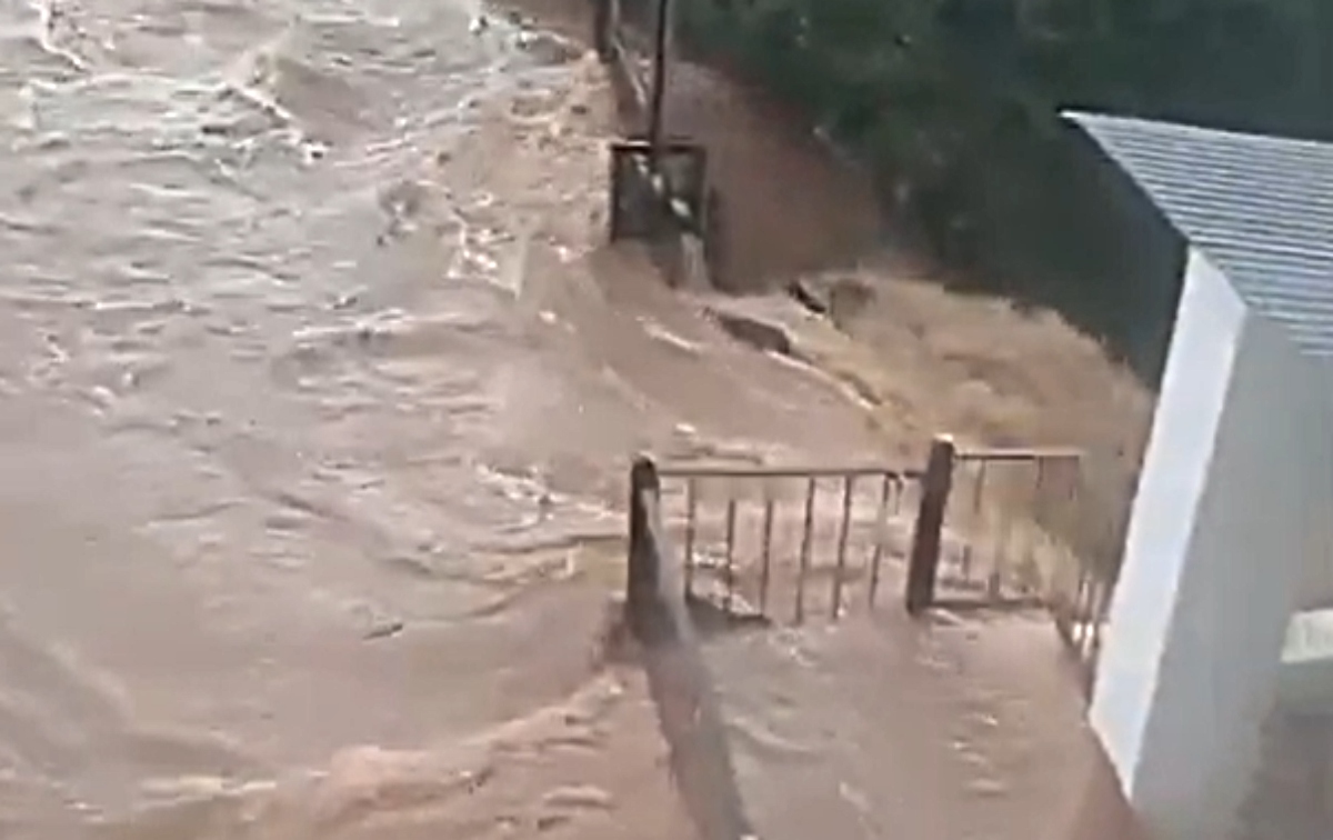 R&iacute;o desbordado por lluvias intensas en Valencia