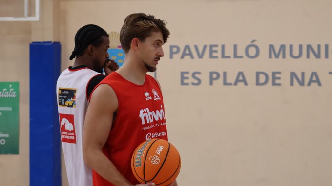 Alessandro Scariolo entrenando con balón en el Fibwi Mallorca