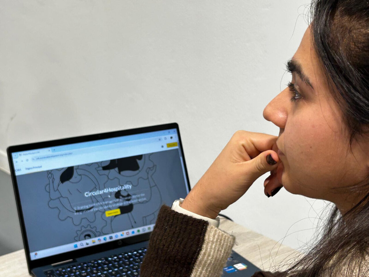 Alumna de FP interactuando con la plataforma Circular4Hospitality en un laptop.