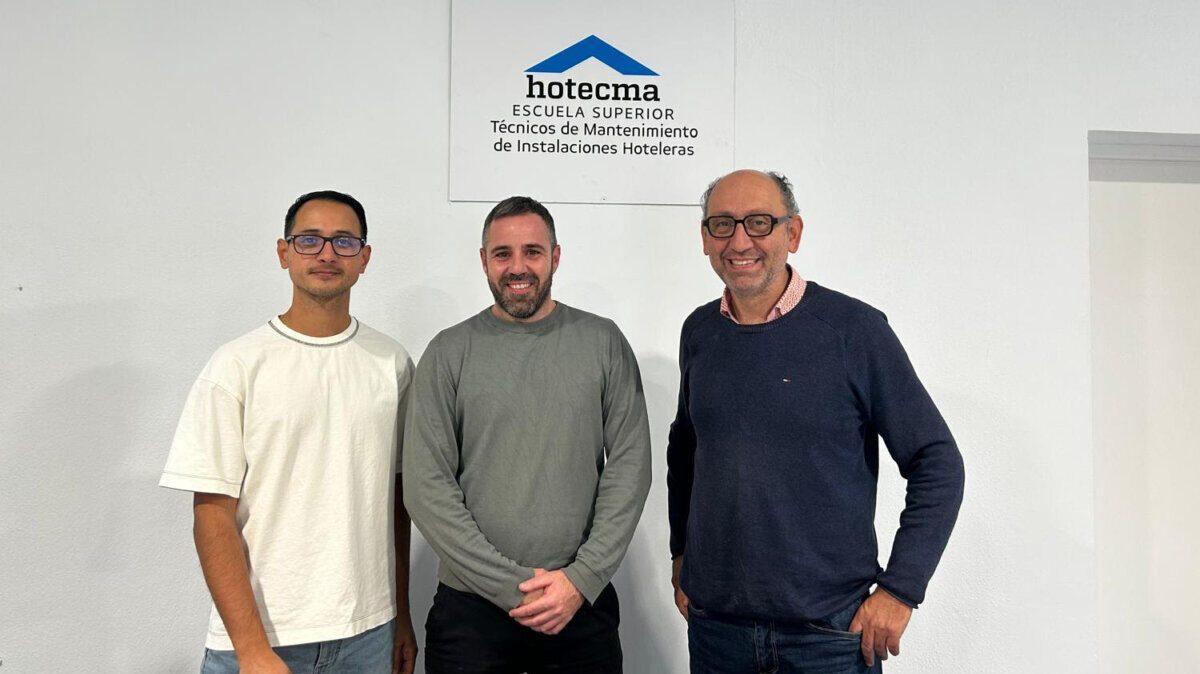 Tres alumnos de Hotecma en la escuela de mantenimiento hotelero