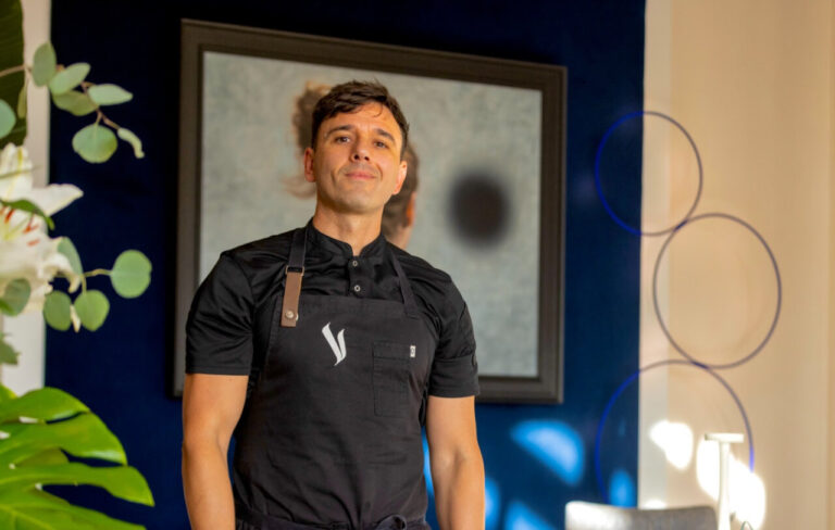 Chef Álvaro Salazar en el restaurante Voro con fondo decorativo