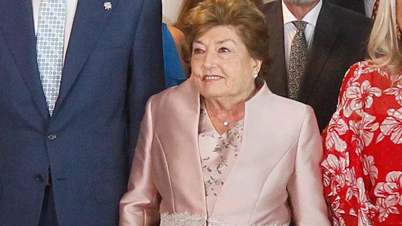 Ana Mar&iacute;a Jaume en un evento social con otros asistentes