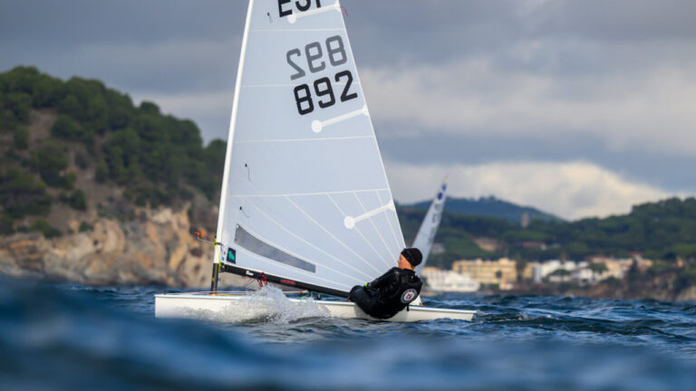 Ana Musatova navegando en la Copa de Espa&ntilde;a de la clase Europa