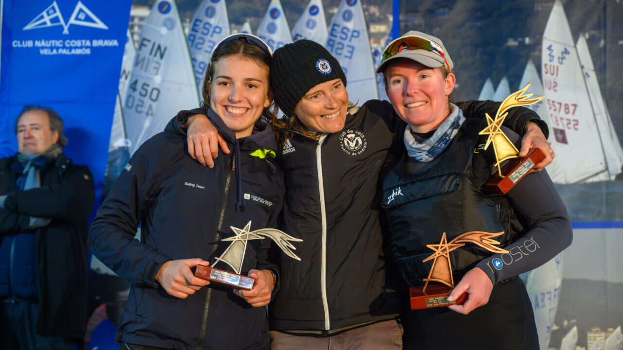 Ana Musatova y dos competidoras sosteniendo trofeos en el podio