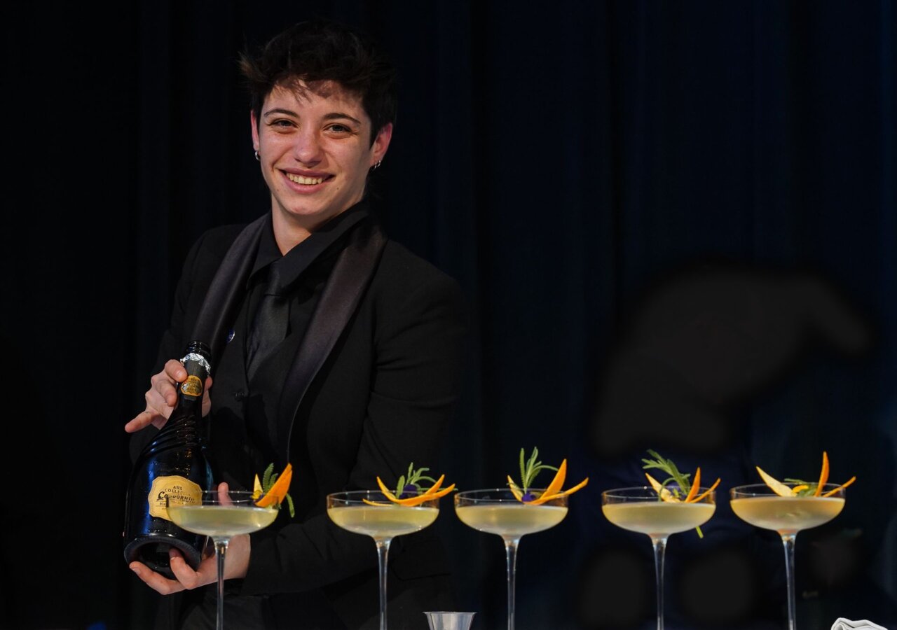 Ana Sáenz sonriendo mientras sostiene una botella de champán