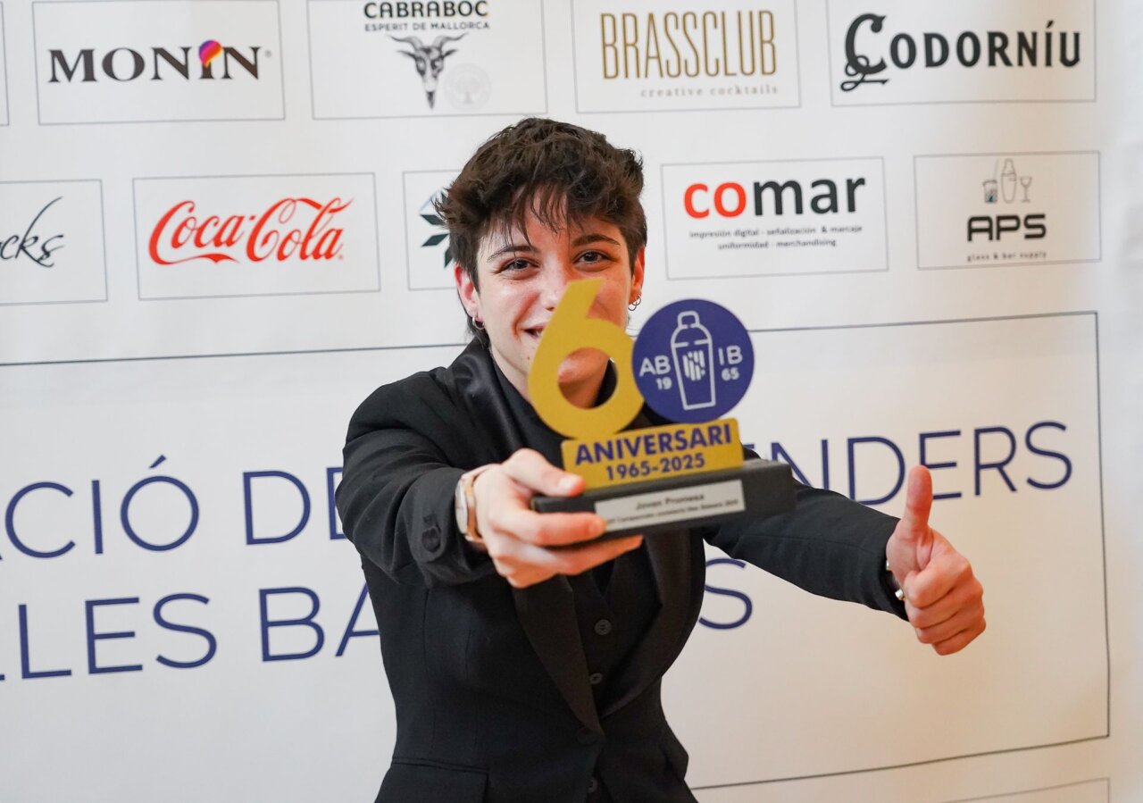 Ana Sáenz mostrando su premio en un evento de coctelería
