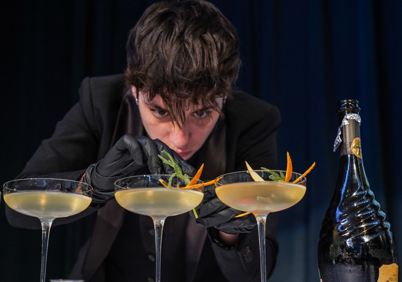 Bartender Ana Sáenz decorando cócteles con ingredientes frescos