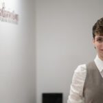 Ana Sáenz, bartender campeona de España, sonriendo en un entorno profesional.