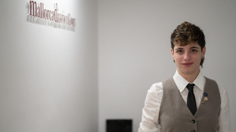 Ana Sáenz, bartender campeona de España, sonriendo en un entorno profesional.