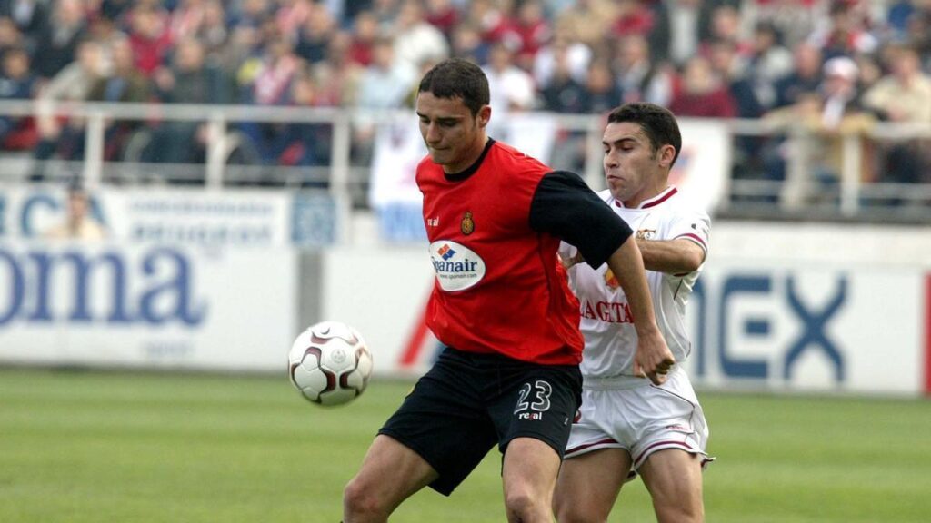 Andrija Delibasic en un partido de f&uacute;tbol con camiseta roja