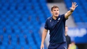 Jon Ansotegi dirigiendo al equipo de la Real Sociedad como interino