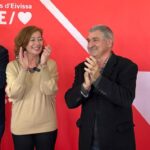Francina Armengol y miembros del PSOE aplaudiendo en un evento navideño
