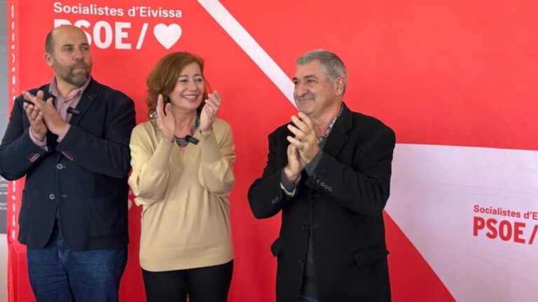 Francina Armengol y miembros del PSOE aplaudiendo en un evento navideño