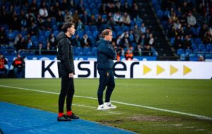 Entrenador del RCD Mallorca analizando el partido desde la banda
