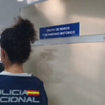 Oficial de policía en la puerta del grupo de robos y patrimonio histórico