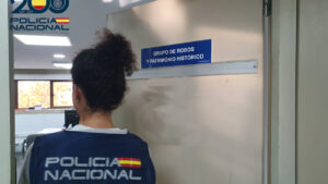 Oficial de policía en la puerta del grupo de robos y patrimonio histórico