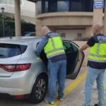Policías realizando un arresto en Playa de Palma