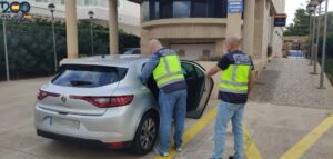 Polic&iacute;as realizando un arresto en Playa de Palma