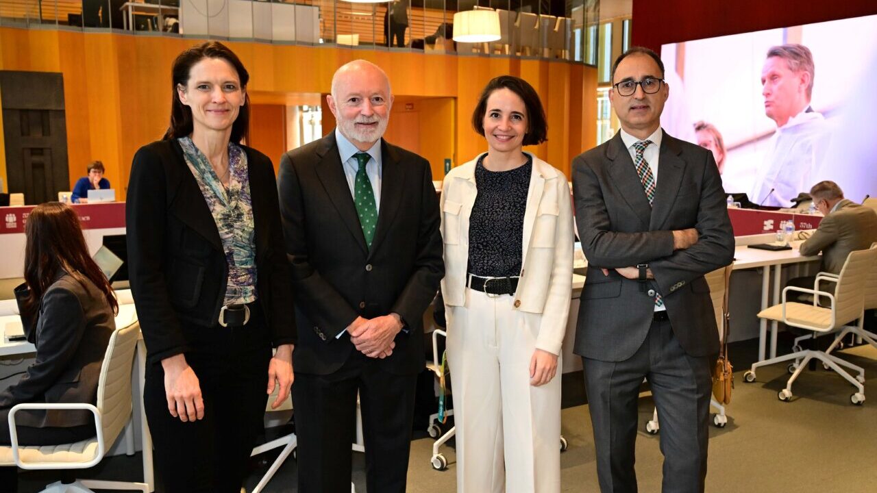 Cuatro personas posando en una sala durante la asamblea de banca cooperativa