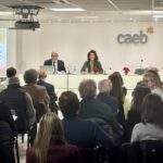 Asamblea general de CAEB con participantes y presentadores en el escenario