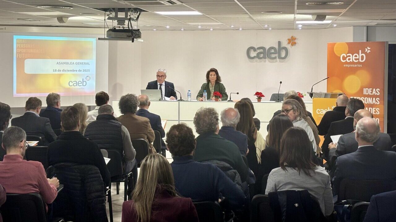 Asamblea general de CAEB con participantes y presentadores en el escenario